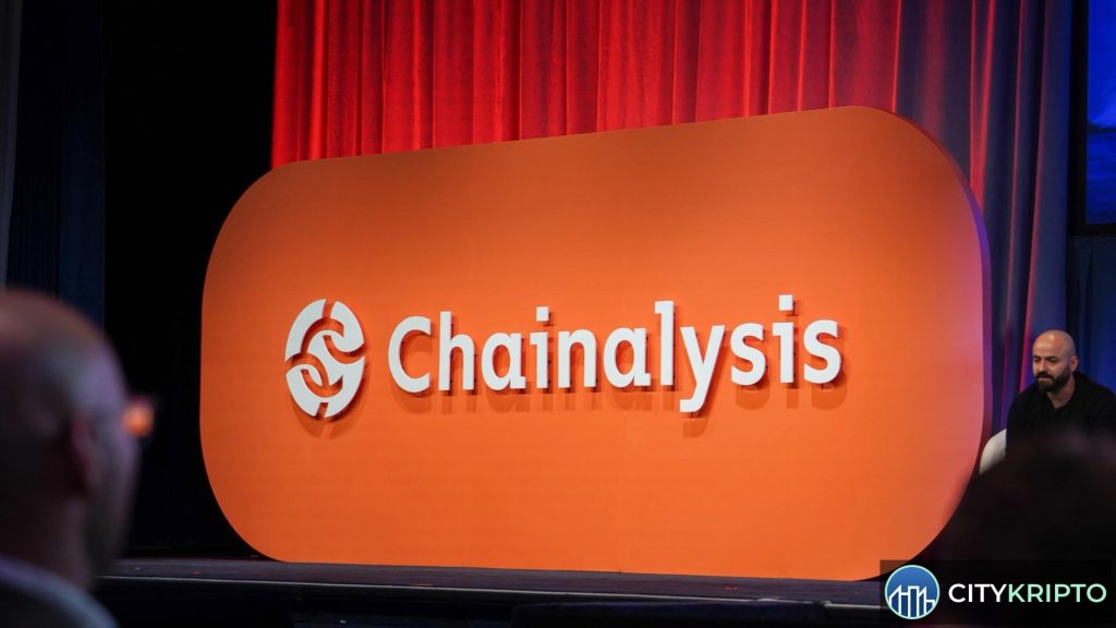Логотип Chainalysis на фоне блокчейн-сети