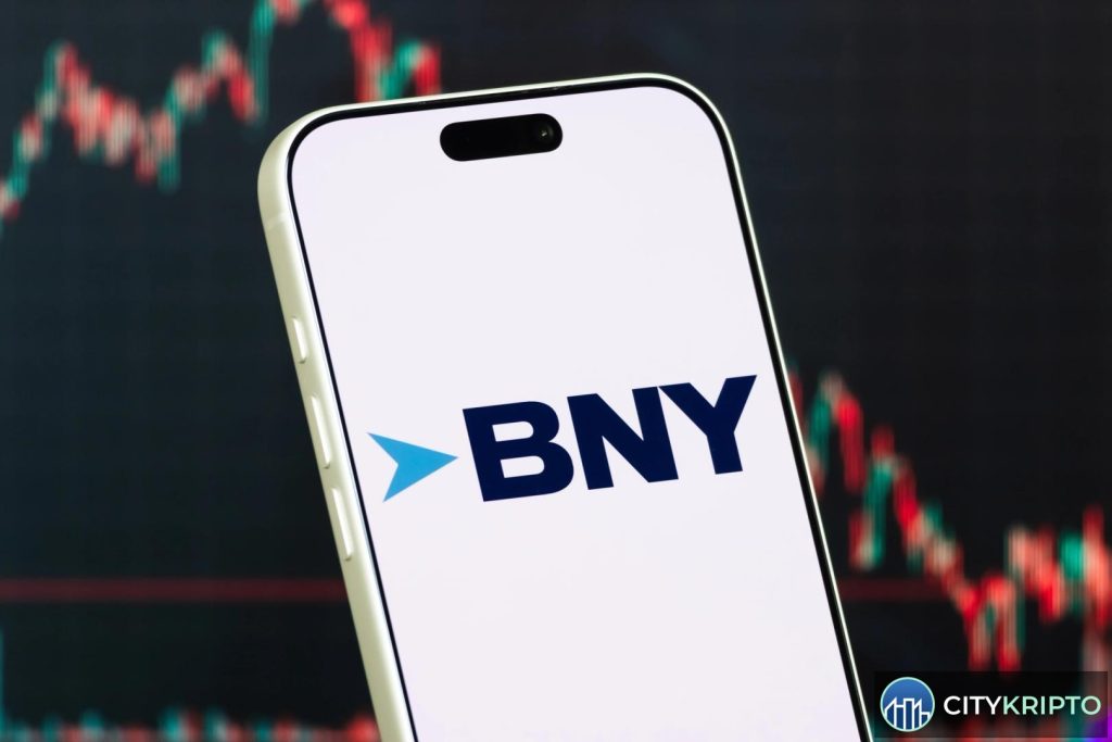Логотип BNY Mellon и USDC на фоне графика криптовалют