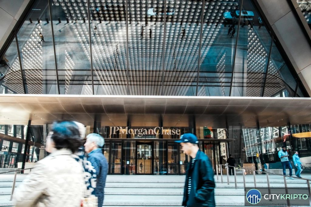 JPMorgan здание в Нью-Йорке на фоне биткоина и графиков криптовалют