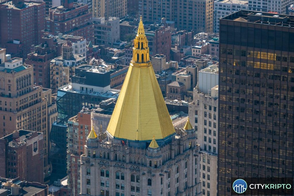 Логотип New York Life Investments на фоне блокчейн-сети Centrifuge