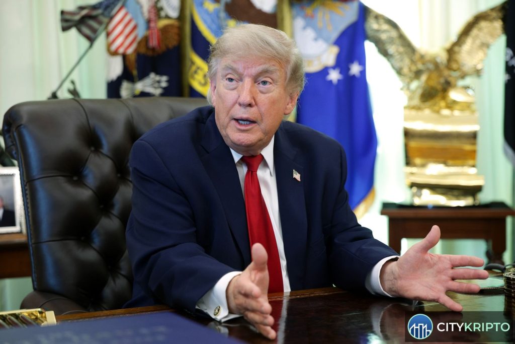 Дональд Трамп с криптовалютными монетами Bitcoin и USDT