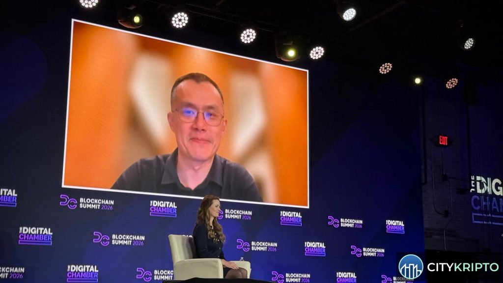 Биткоин-монеты на фоне квантового компьютера, символизирующие угрозу взлома