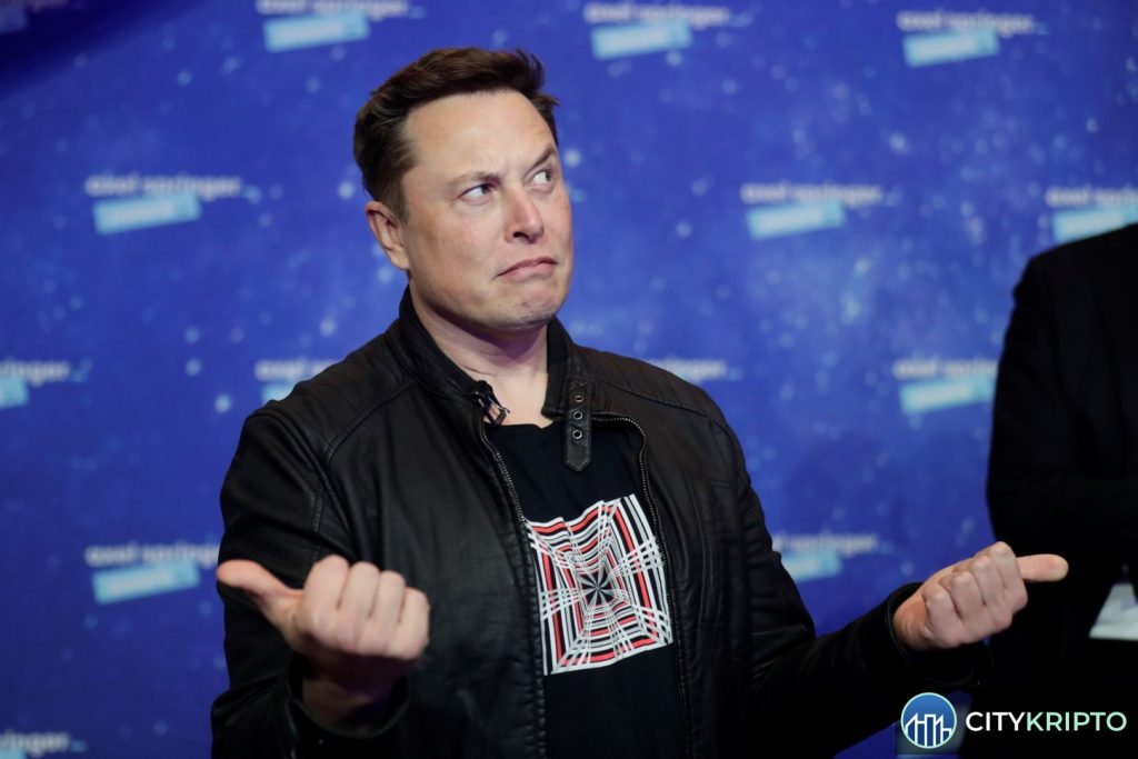 Логотип SpaceX и Nasdaq 100 на фоне графика биткоина