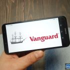 Vanguard ищет лидера цифровых активов: новый этап криптостратегии