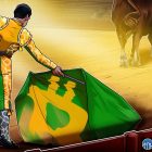 Биткоин откатился до $62K: трейдеры снижают риски перед заседанием ФРС