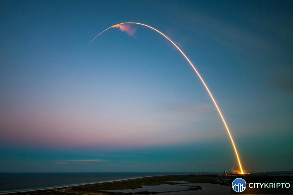 График биткоина с логотипом SpaceX на фоне