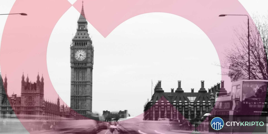 Здание парламента Великобритании на фоне биткоина и других криптовалют