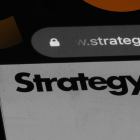 Standard Chartered: Продажи Bitcoin — это шум, цель $100K сохраняется