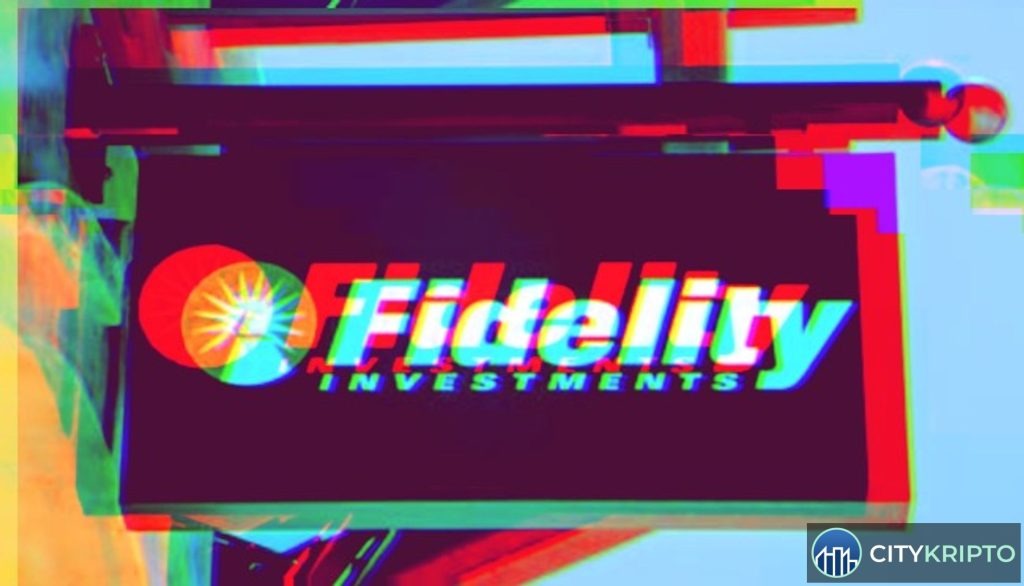 График Bitcoin с линией поддержки Power Law от Fidelity на фоне криптообменника в Москве