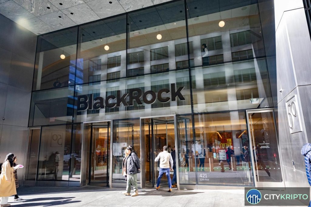 График падения стоимости криптоактивов BlackRock на 39% на фоне притока $15 млрд