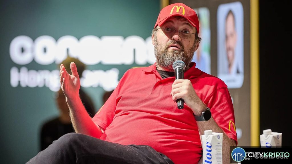 Логотип Cardano на фоне схемы децентрализации