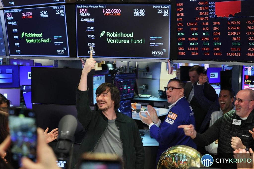 Логотип Robinhood на фоне графиков криптовалют и символов DeFi