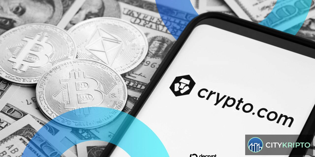 Логотип Crypto.com на фоне графика роста стоимости биткоина и долларовых купюр