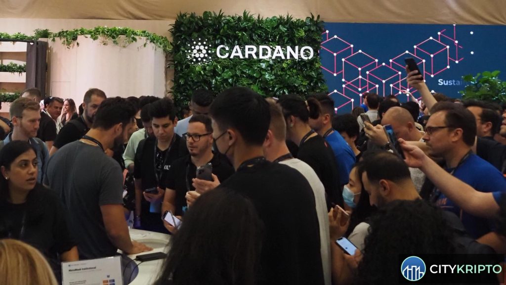 Логотип Cardano на фоне схемы хардфорка Van Rossum