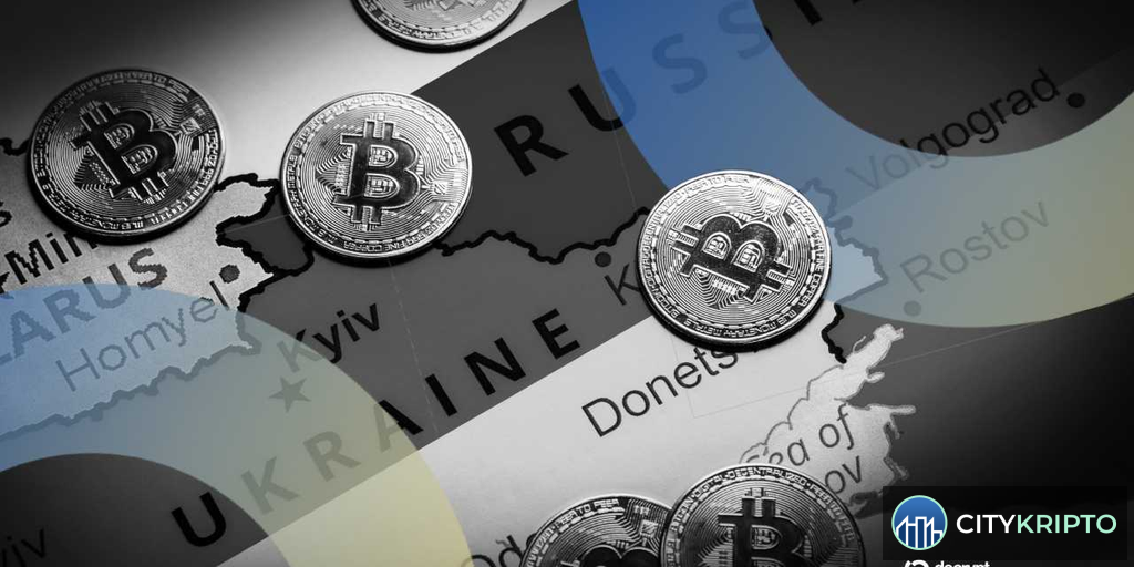 Флаг России на фоне биткоина и других криптовалют
