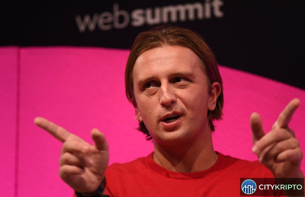 Логотип Revolut на фоне графика роста Bitcoin и USDT