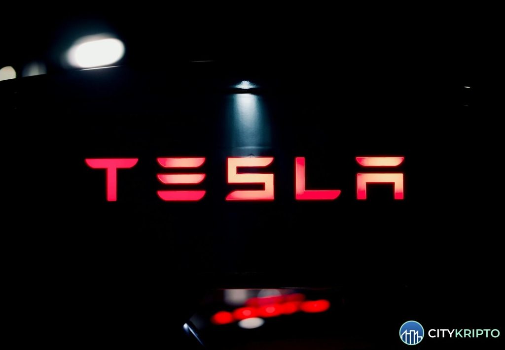 График биткоина и логотип Tesla на фоне долларов