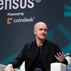 Глава Coinbase критикует криптостартапы за ребрендинг в AI