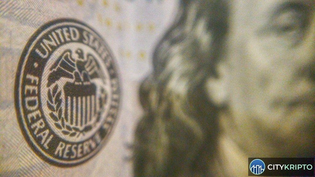 График Bitcoin на фоне здания Федеральной резервной системы США