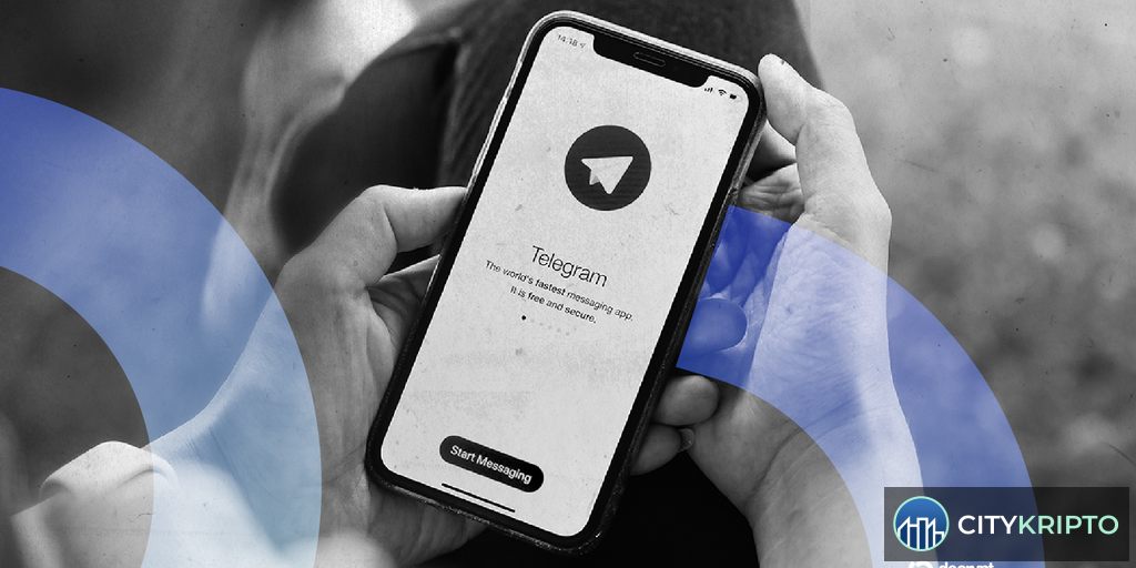Павел Дуров на фоне логотипа Telegram и российского флага