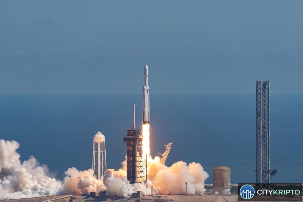 SpaceX ракета и логотип Solana на фоне блокчейн сети