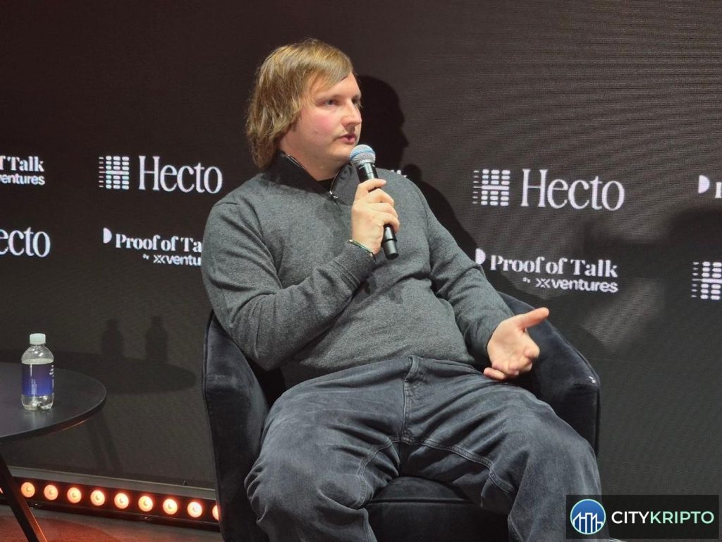 Логотип Aave на фоне графиков падения доходности