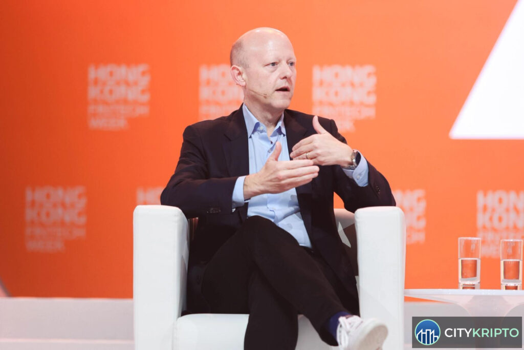 Сравнение стейблкоинов Open USD и USDC на фоне логотипов Coinbase, Visa и Mastercard
