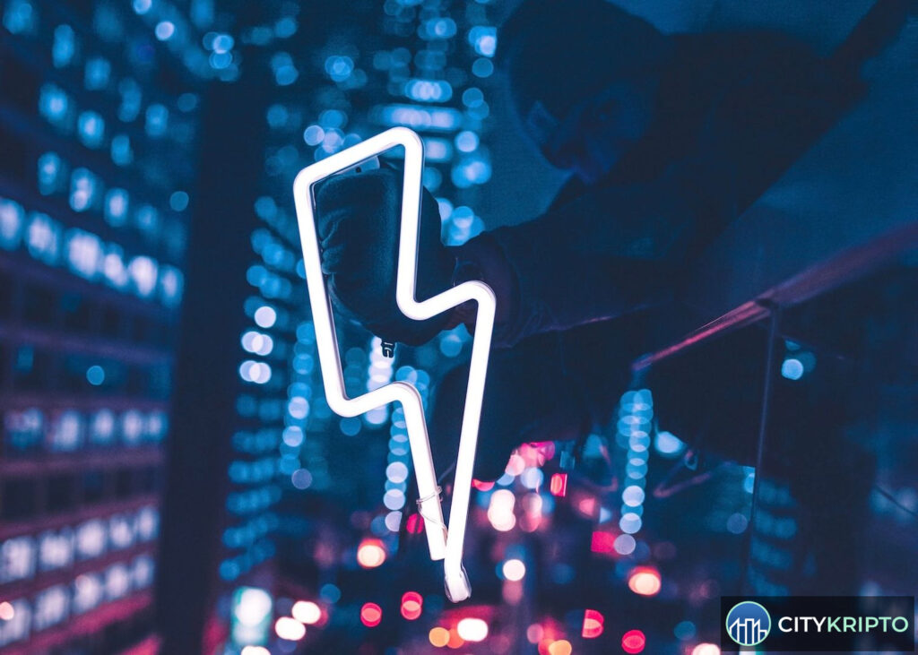 Иллюстрация уязвимости Bitcoin Lightning Network с предупреждением об обновлении LND