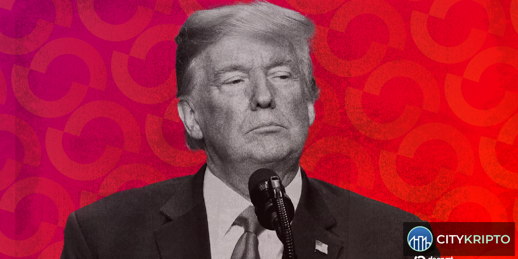 Логотип Trump Media и Crypto.com на фоне биткоина