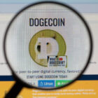 Dogecoin: спекуляции вернулись к уровням октября 2025, но цена упала на 70%
