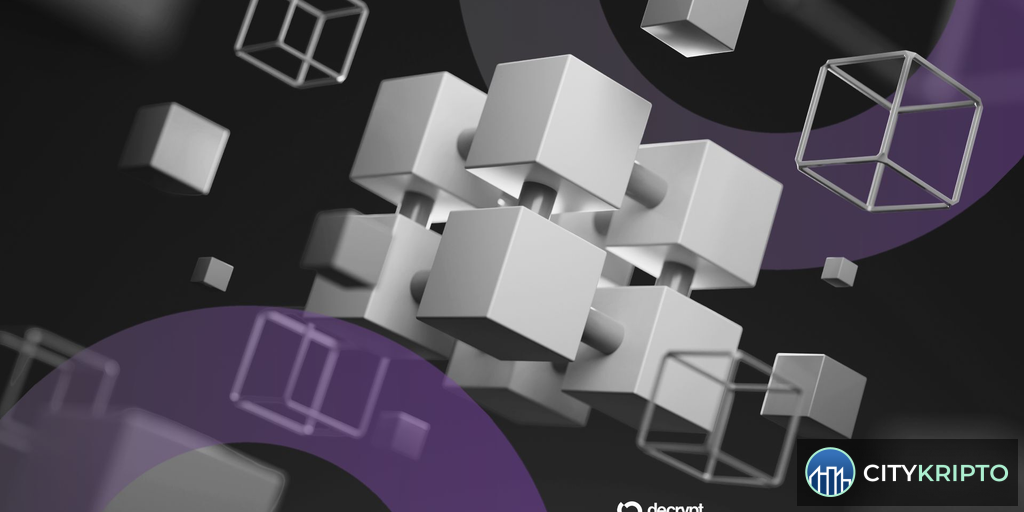 Логотип BankChain Alliance на фоне биткоина и банковских зданий