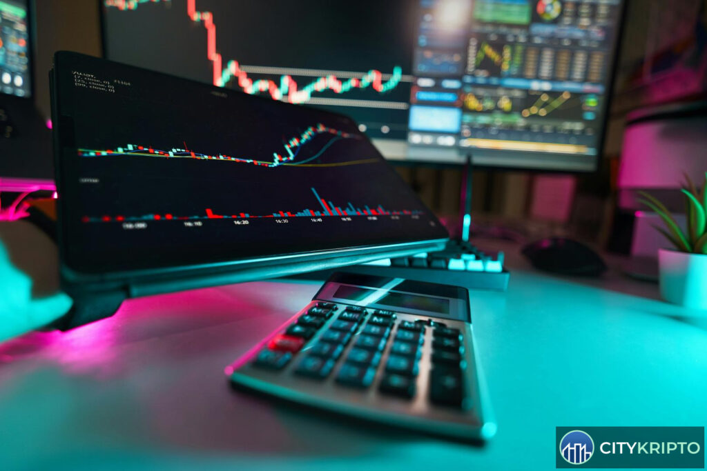 График цены Bitcoin на фоне нефтяных вышек и золотых слитков