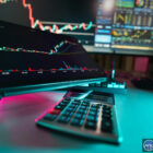 Bitcoin устоял при нефти $90 и росте доходностей, пока золото падает