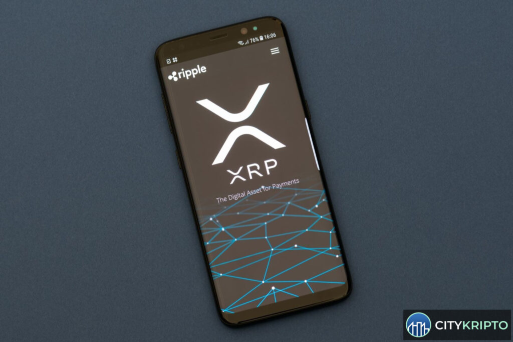 График роста объема торгов и снижения числа аккаунтов на XRP Ledger