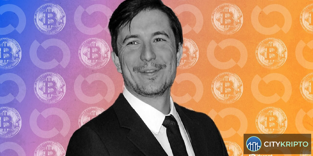 Логотипы Robinhood и AMC на фоне судебных документов и биткоина
