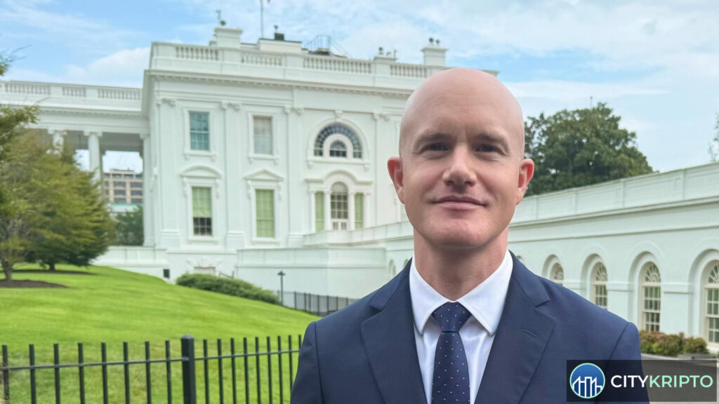 Брайан Армстронг, генеральный директор Coinbase, на фоне логотипа биткоина