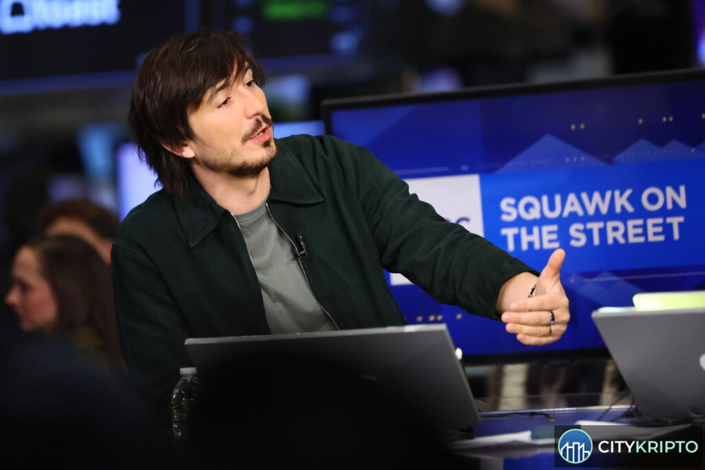 Влад Тенев, генеральный директор Robinhood, выступает с заявлением о токенах на акции