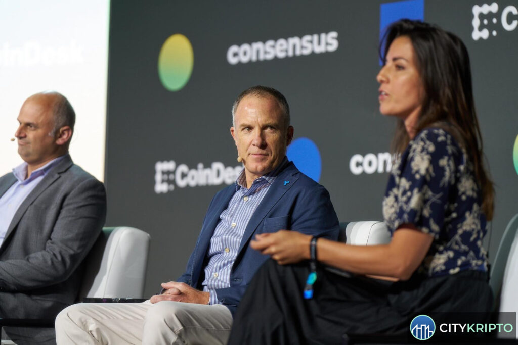 Логотип Ripple и стейблкоин RLUSD на фоне графика роста
