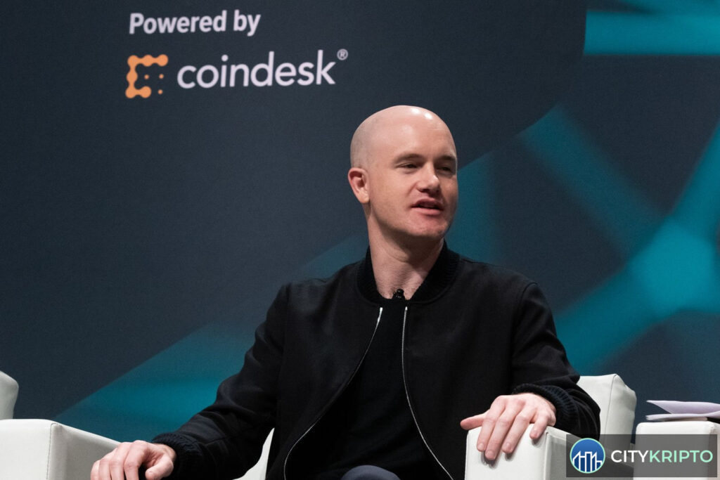 Логотипы Coinbase, Robinhood и Circle на фоне графика токенизации акций SEC