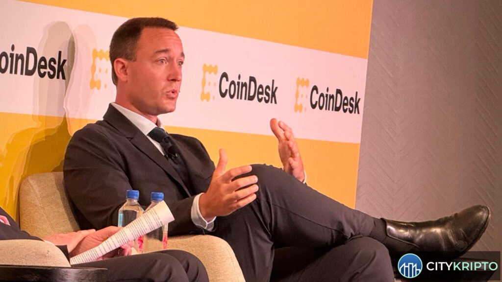 Здание SEC и символы криптовалют Bitcoin и USDT на фоне блокчейна