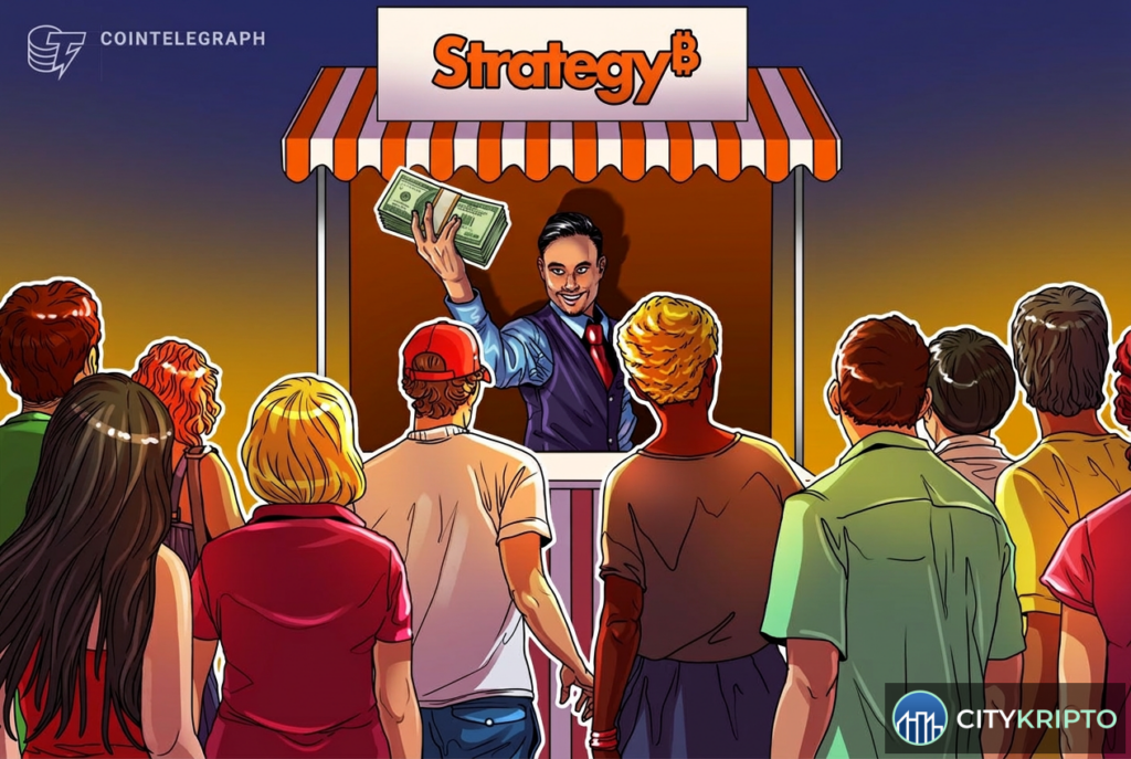 Логотип Strategy и график роста биткоина на фоне финансовых новостей