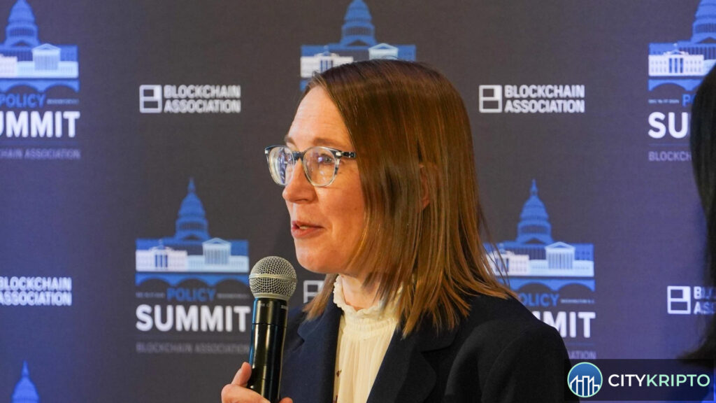Хестер Пирс, комиссар SEC, известная как Crypto Mom, на фоне здания Комиссии по ценным бумагам и биржам