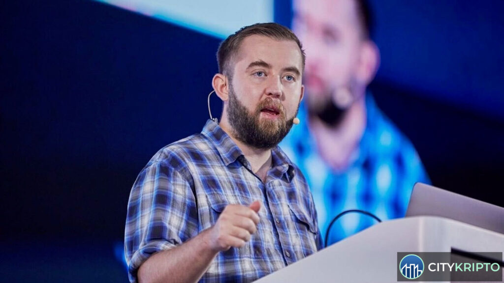 Логотип Chainlink и схема кросс-чейн моста CCIP с элементами безопасности