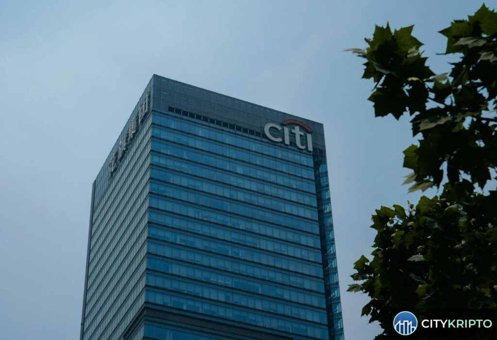 Логотип Citigroup на фоне графика роста биткоина