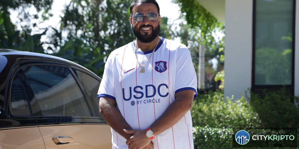 DJ Khaled и логотип USDC на фоне криптосообщества