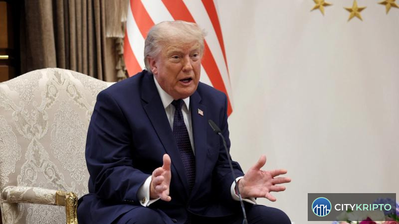 Дональд Трамп и Владимир Зеленский на фоне флагов США и Украины