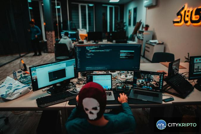 Аппаратный кошелёк Ledger с биткоинами, ставший жертвой эксплойта