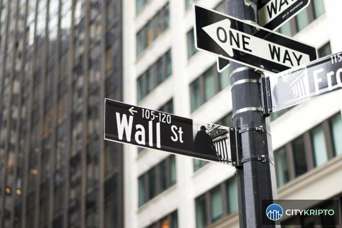 Логотипы Broadcom, Verizon и Nasdaq на фоне графика токенизированных акций