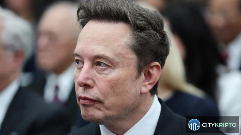 Илон Маск на фоне логотипов SpaceX и Tesla и символа биткоина