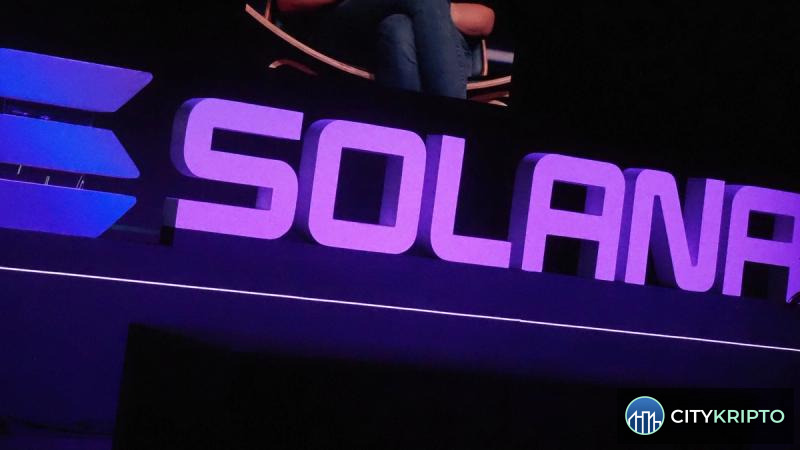 Логотип Solana на фоне графика с ростом скорости транзакций после обновления Alpenglow